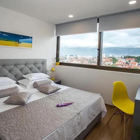 Royal Suites-Sky Split Room photo
